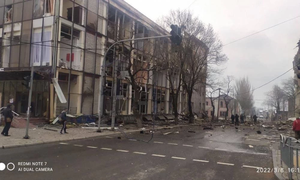 Βλήματα πυροβολικού λεηλατούν την Μαριούπολη - Εκρήξεις στο νοτιότερο τμήμα της